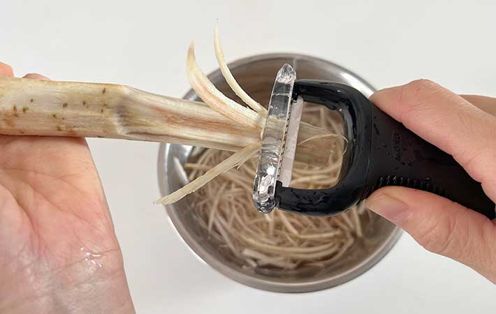 OXO『千切りピーラー』ゴボウの千切り