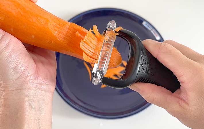 OXO『千切りピーラー』ニンジンの千切り