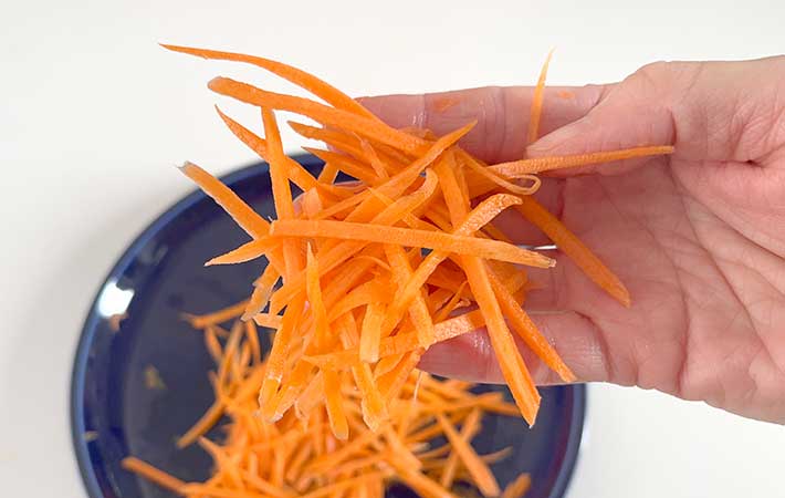 OXO『千切りピーラー』ニンジンの千切り
