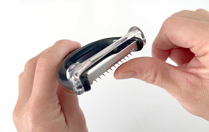 OXO『千切りピーラー』ギザギザの刃