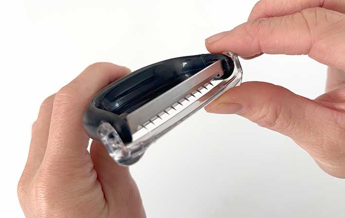 OXO『千切りピーラー』ギザギザの刃カバー