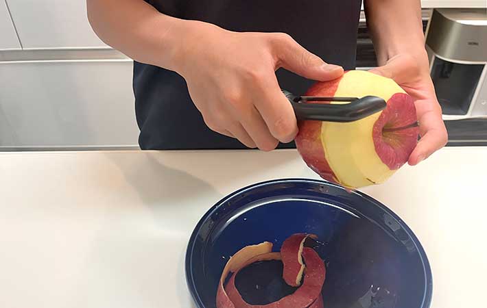 OXO『タテ型ピーラー』でリンゴの皮むき（中1男子）