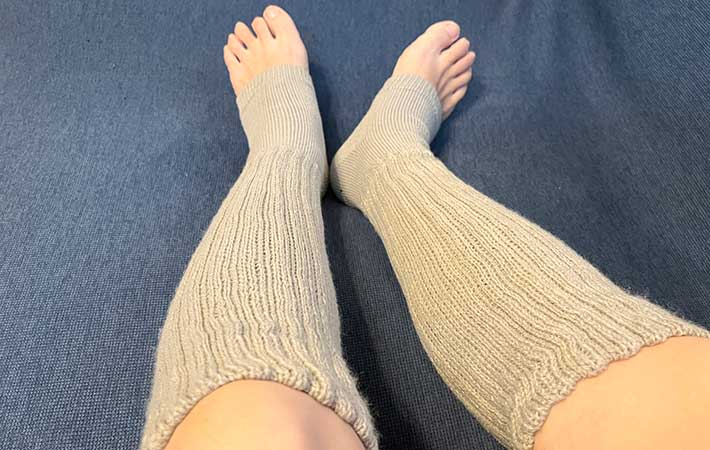 『リラックスリブであったかレッグウォーマー』を履いた脚
