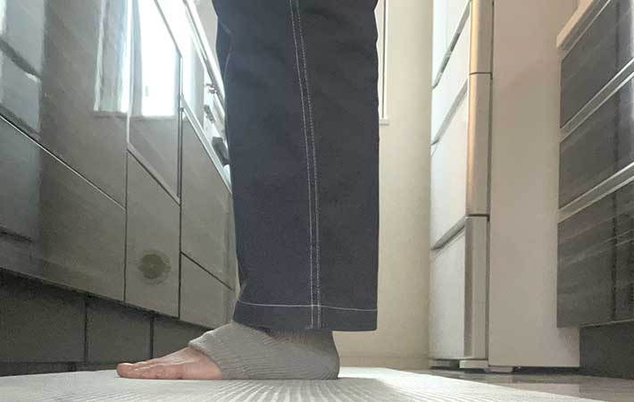 『リラックスリブであったかレッグウォーマー』を履いてキッチンで立ち仕事