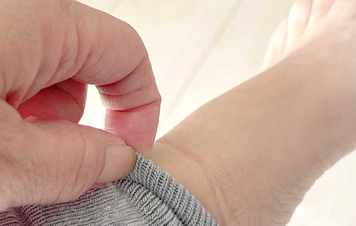 足の甲の締めつけ跡