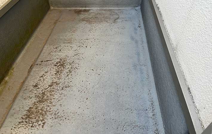 汚れたベランダ