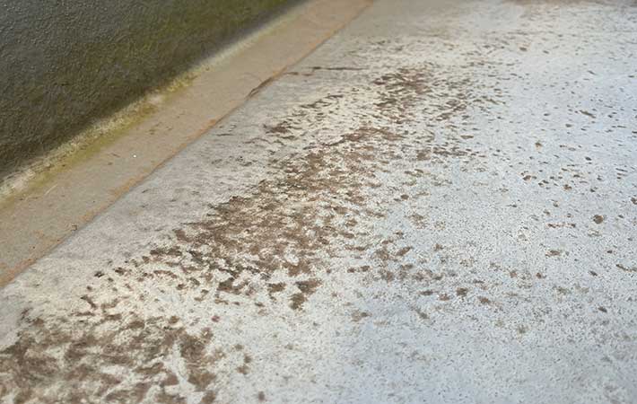 手強そうなベランダの汚れ