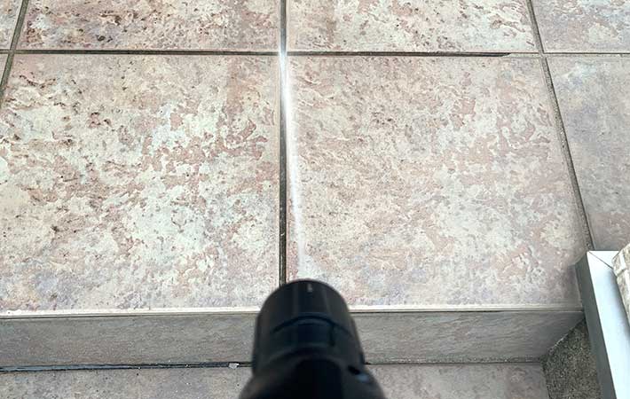 ケルヒャー『ハンディエア』でタイルの目地も狙い撃ち