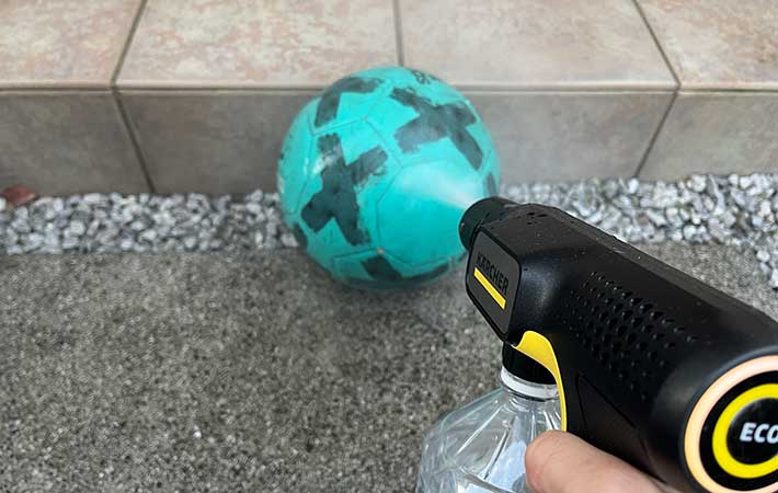 ケルヒャー『ハンディエア』でボールを洗う