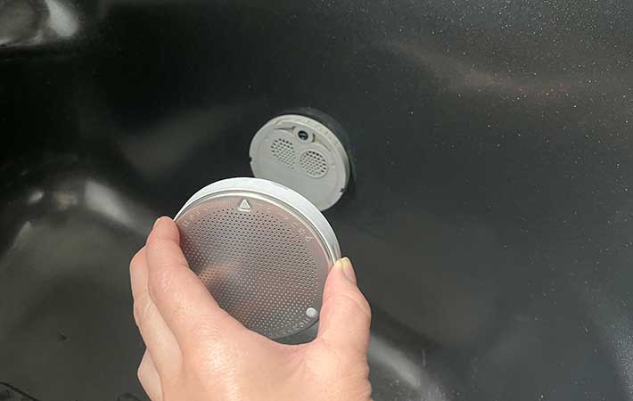 給水穴のフィルターカバーを外す