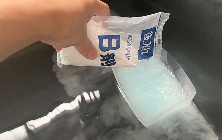 『ヘドロトルネード』洗浄カップにB剤を投入