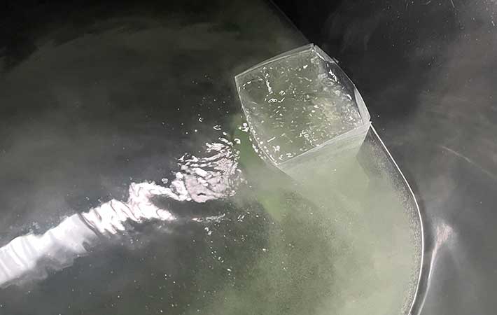 『ヘドロトルネード』B剤投入後落ち着いた様子