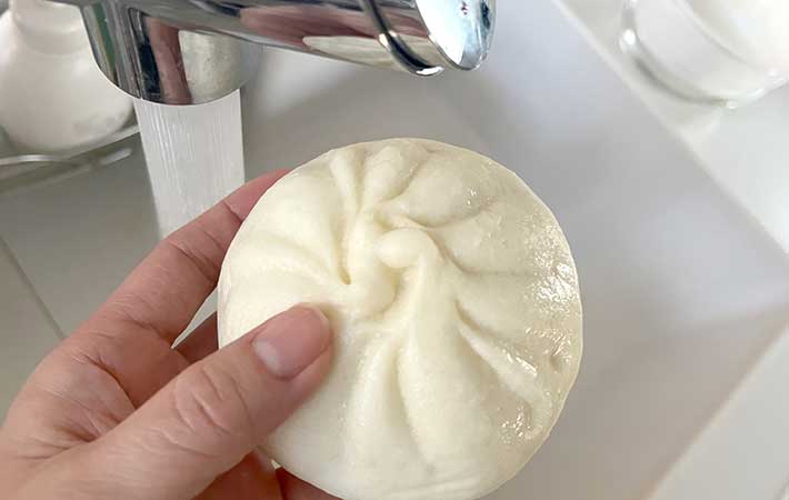 肉まんをサッと水にくぐらせる
