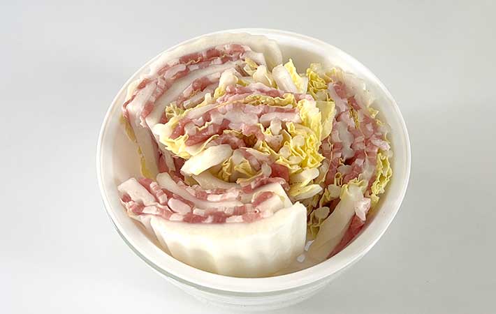 ハリオ『ガラスのレンジ蒸し器』に重ねた白菜と豚バラを詰める