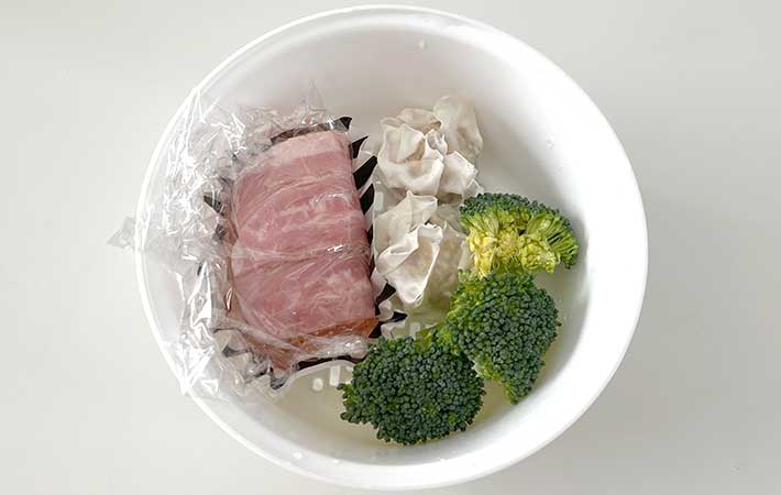 ハリオ『ガラスのレンジ蒸し器』におかずを詰める