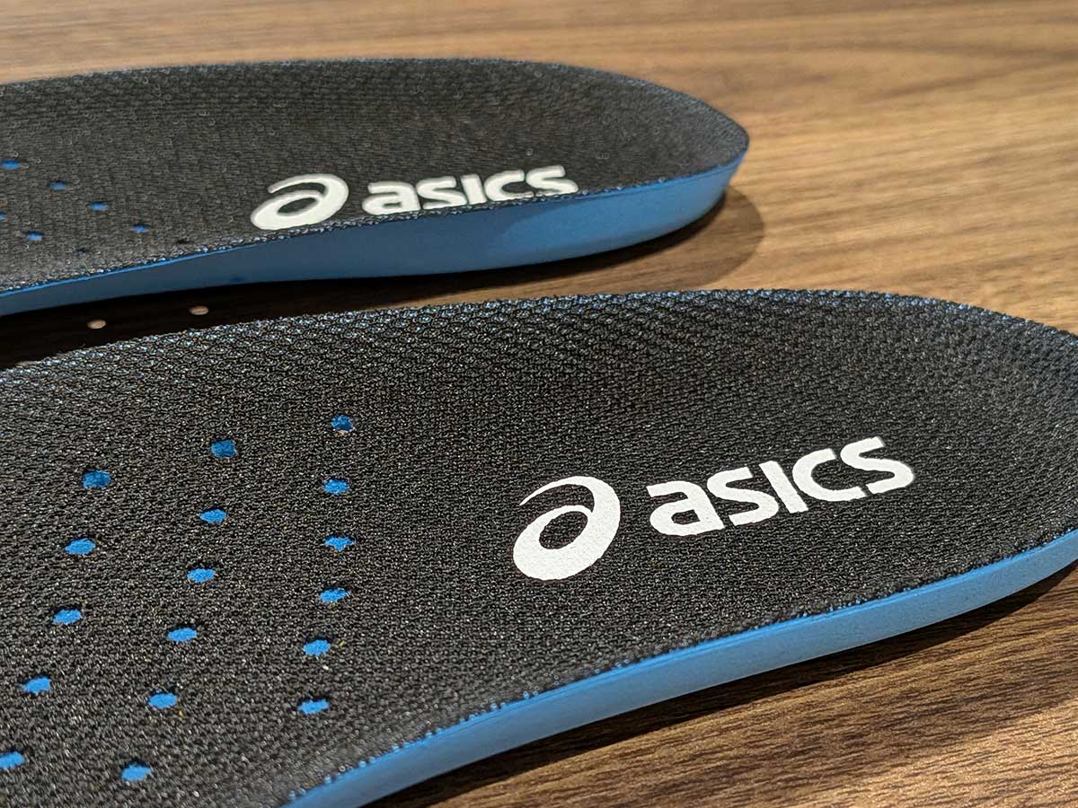 もともと入っているインソールとは段違い」 履けば分かる『アシックス