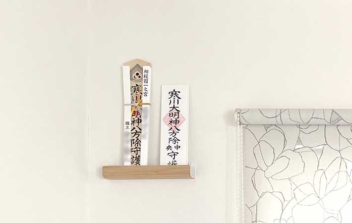 山崎実業『神札ホルダー』にお札を立てた様子