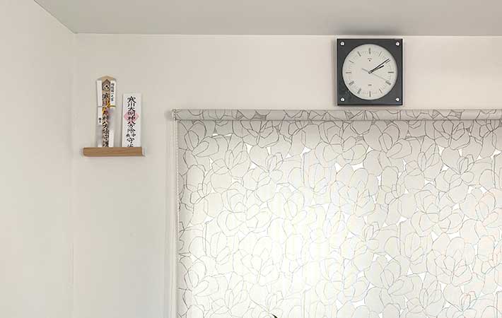 山崎実業『神札ホルダー』にお札を立てた様子