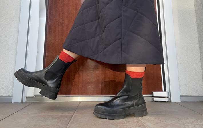 サーモス『締め付けないあったかソックス』をブーツからチラ見せ