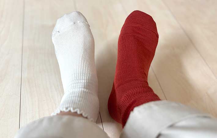 サーモス『締め付けないあったかソックス』普通のソックスとあたたかさ比較