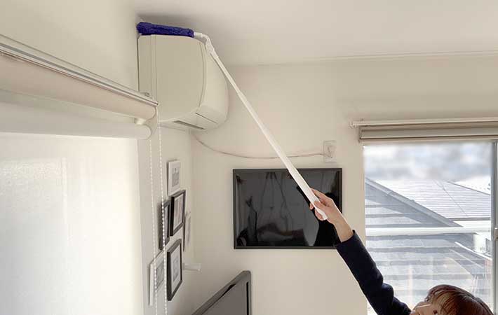 『高密度ブラシ トレループ』ハンディ伸縮タイプでエアコンの上を掃除