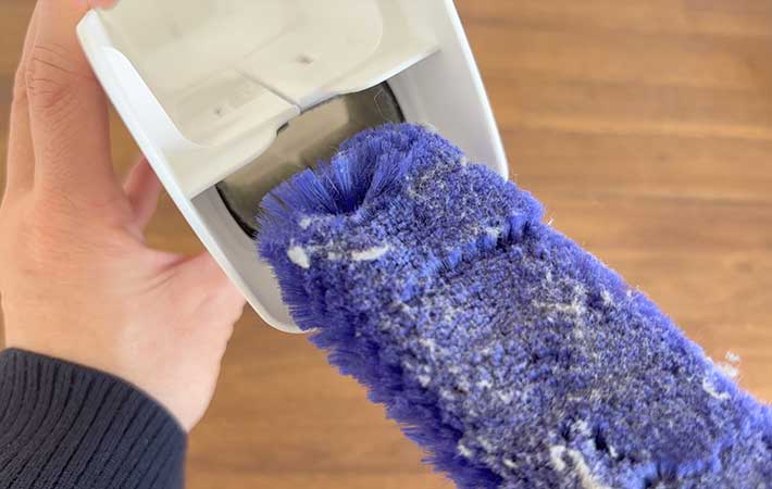 『高密度ブラシ トレループ』ハンディ伸縮タイプをケースに挿し込む