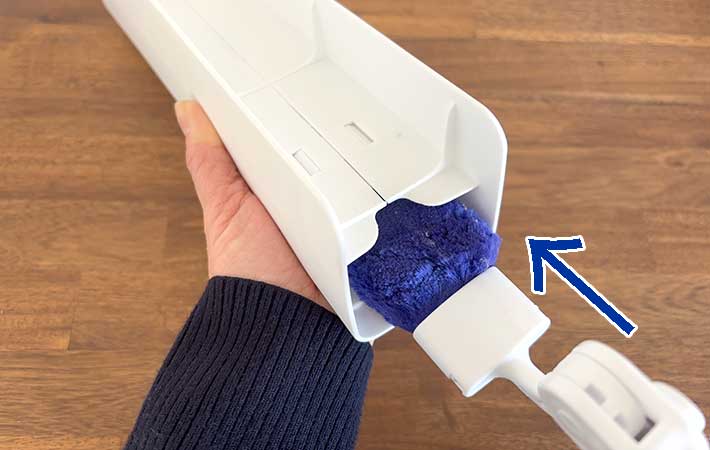 『高密度ブラシ トレループ』ハンディ伸縮タイプをケースに挿し込む