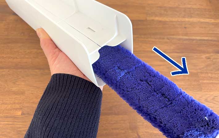 『高密度ブラシ トレループ』ハンディ伸縮タイプをケースから引っ張り出す