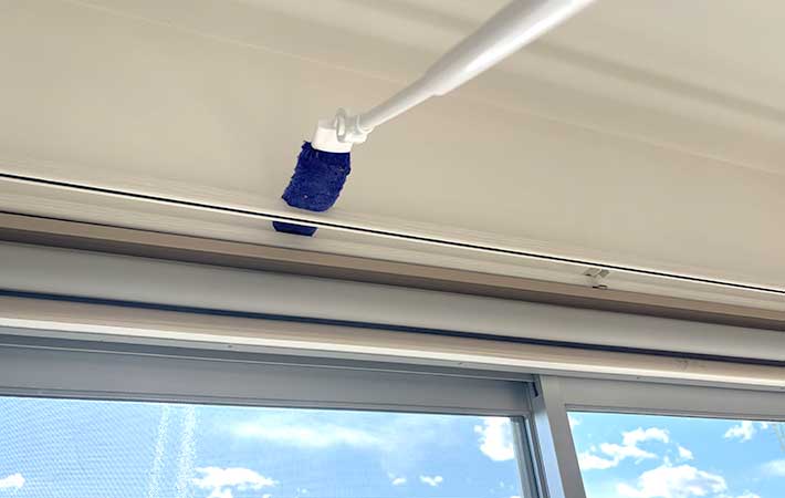 カーテンレールの上