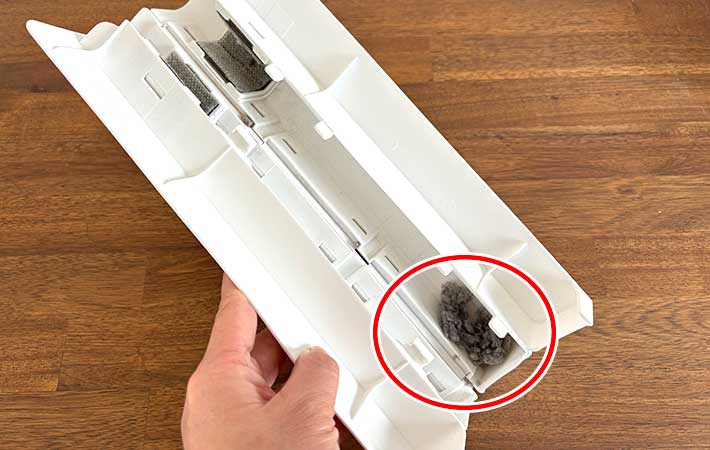 『高密度ブラシ トレループ』ハンディ伸縮タイプのケースに溜まったホコリ