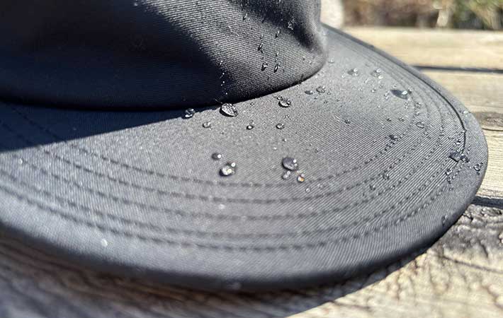 ノースフェイス『バッドランドキャップ』水を弾く