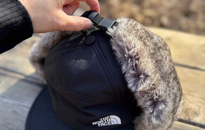 ノースフェイス『バッドランドキャップ』耳当てを上げた状態