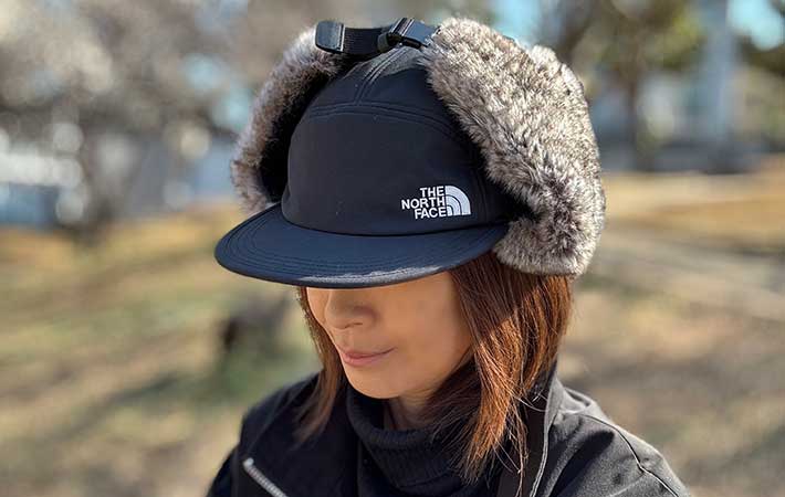 ノースフェイス『バッドランドキャップ』耳当てを上げた状態
