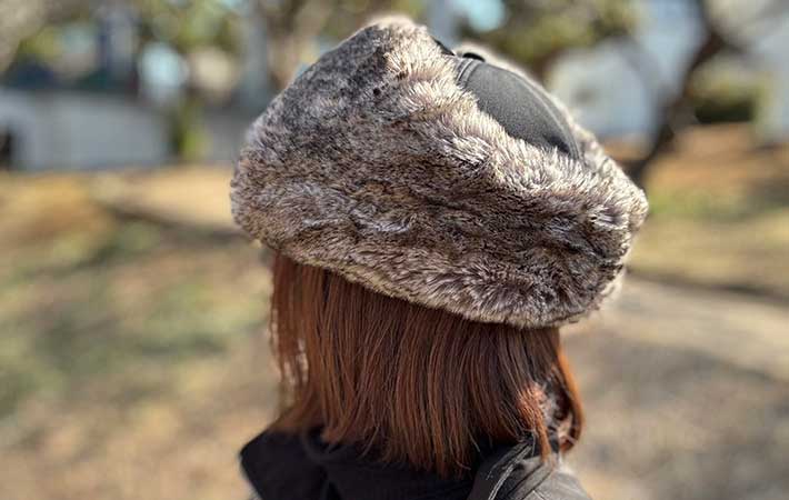 ノースフェイス『バッドランドキャップ』耳当てを上げた状態