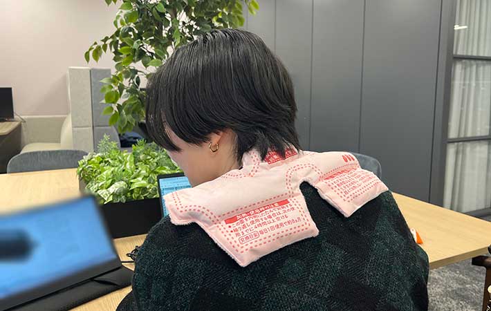 『あずきのチカラ』肩に載せてデスクワーク