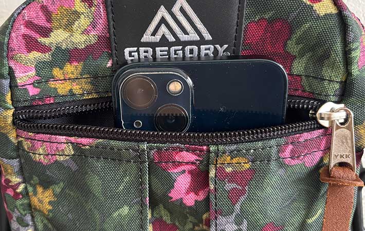 グレゴリー『クイックポケットM』前面のポケットにスマホ