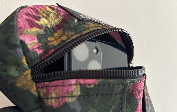 グレゴリー『クイックポケットM』前面のポケットにスマホ