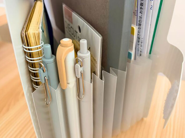机の上が書類やレシートでごちゃごちゃ… あの『サクラクレパス』の名品