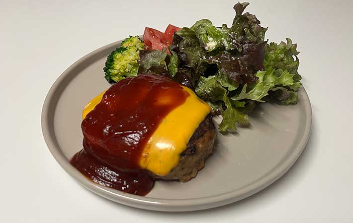 ハンバーグとサラダ