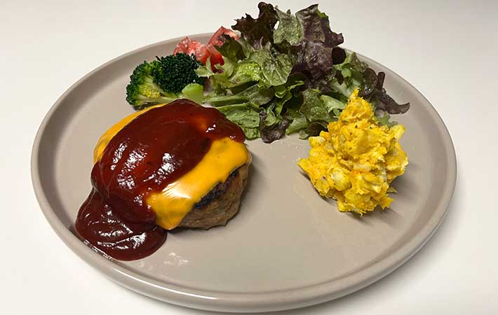 ハンバーグとサラダともう一品