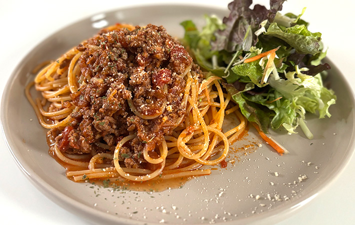 パスタ1人前とサラダ