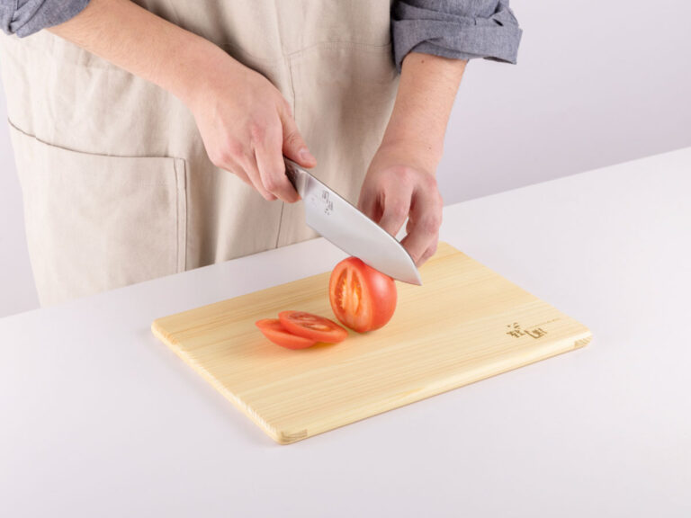 木製のまな板は良いけど、少し重い」そんな悩みを解消する貝印の新作が