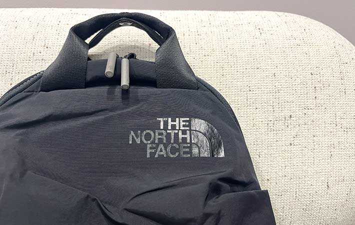 『ネバーストップミニバックパック』ロゴアップ