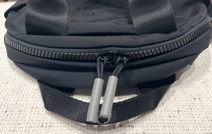 『ネバーストップミニバックパック』両開きのファスナー