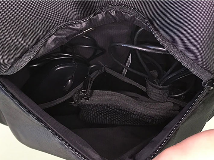 内側が暗いリュック