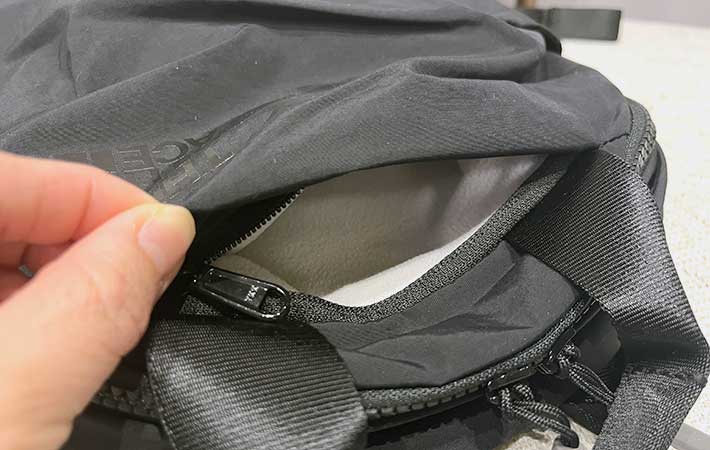 『ネバーストップミニバックパック』ファスナーつきポケット