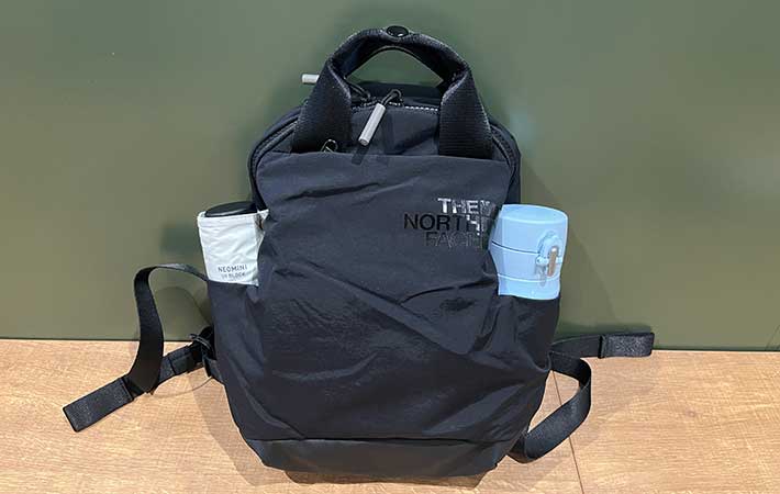 『ネバーストップミニバックパック』両サイドポケットに水筒と日傘