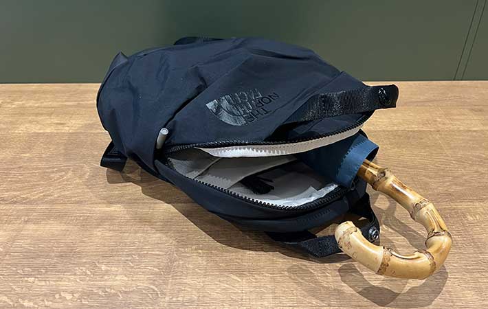 『ネバーストップミニバックパック』はみ出す傘