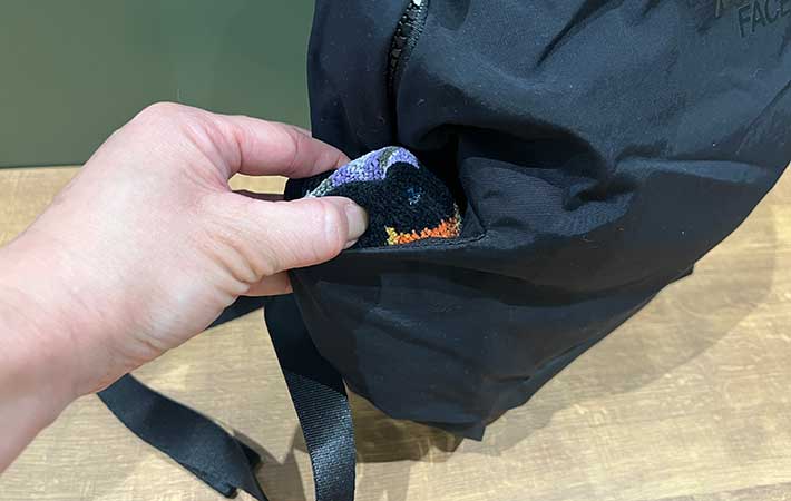 『ネバーストップミニバックパック』サイドポケットにハンカチ