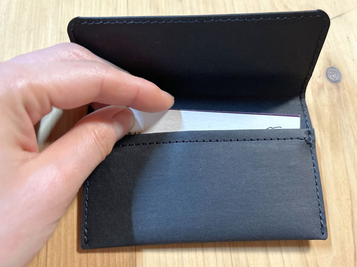 ぺらっぺらに薄くて軽いのに丈夫」 15枚入る収納力！無印の『名刺